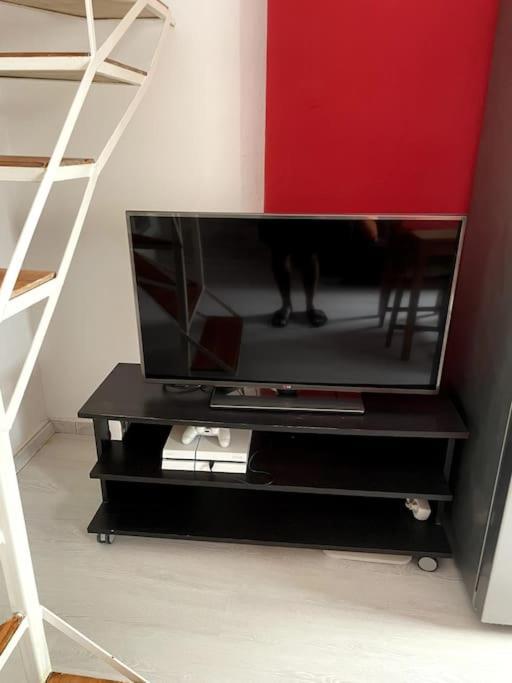 Comfy Apartment With Low Ceiling Attic アテネ エクステリア 写真