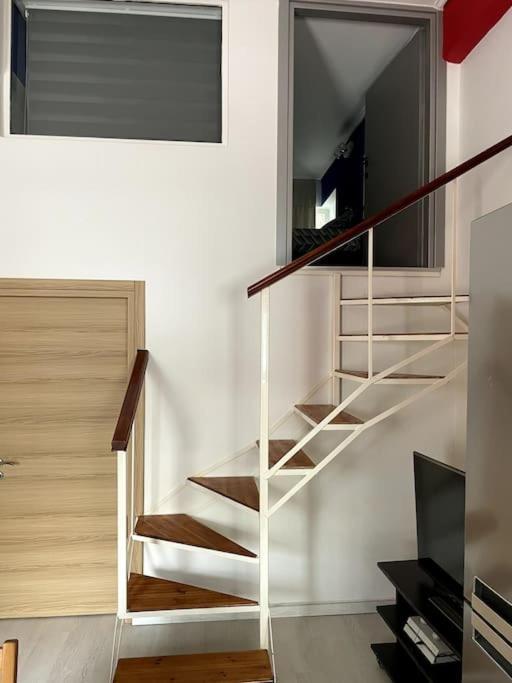 Comfy Apartment With Low Ceiling Attic アテネ エクステリア 写真