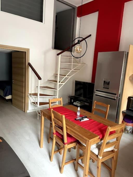 Comfy Apartment With Low Ceiling Attic アテネ エクステリア 写真