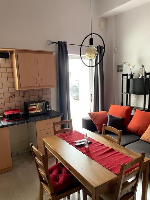 Comfy Apartment With Low Ceiling Attic アテネ エクステリア 写真
