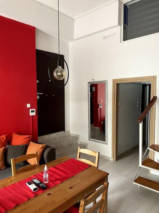 Comfy Apartment With Low Ceiling Attic アテネ エクステリア 写真