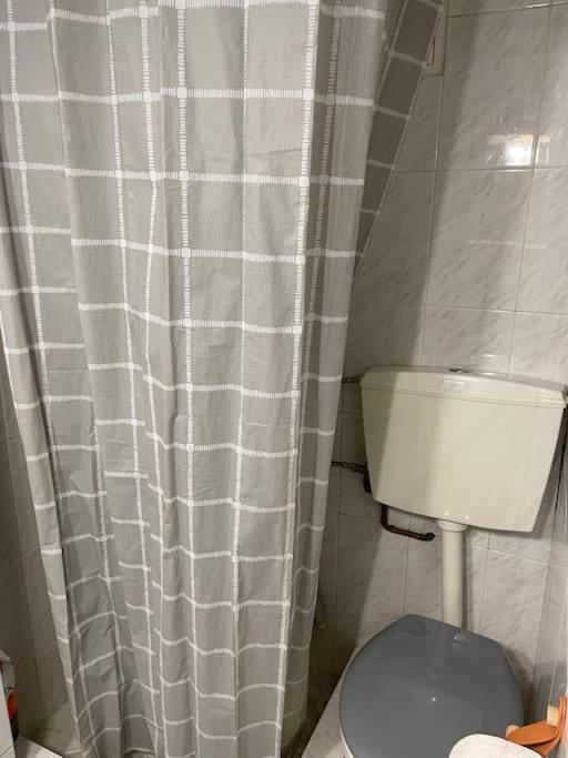 Comfy Apartment With Low Ceiling Attic アテネ エクステリア 写真