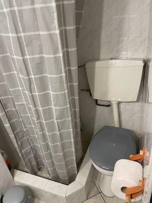 Comfy Apartment With Low Ceiling Attic アテネ エクステリア 写真