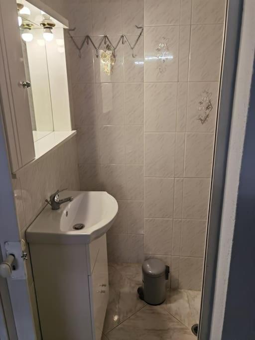 Comfy Apartment With Low Ceiling Attic アテネ エクステリア 写真