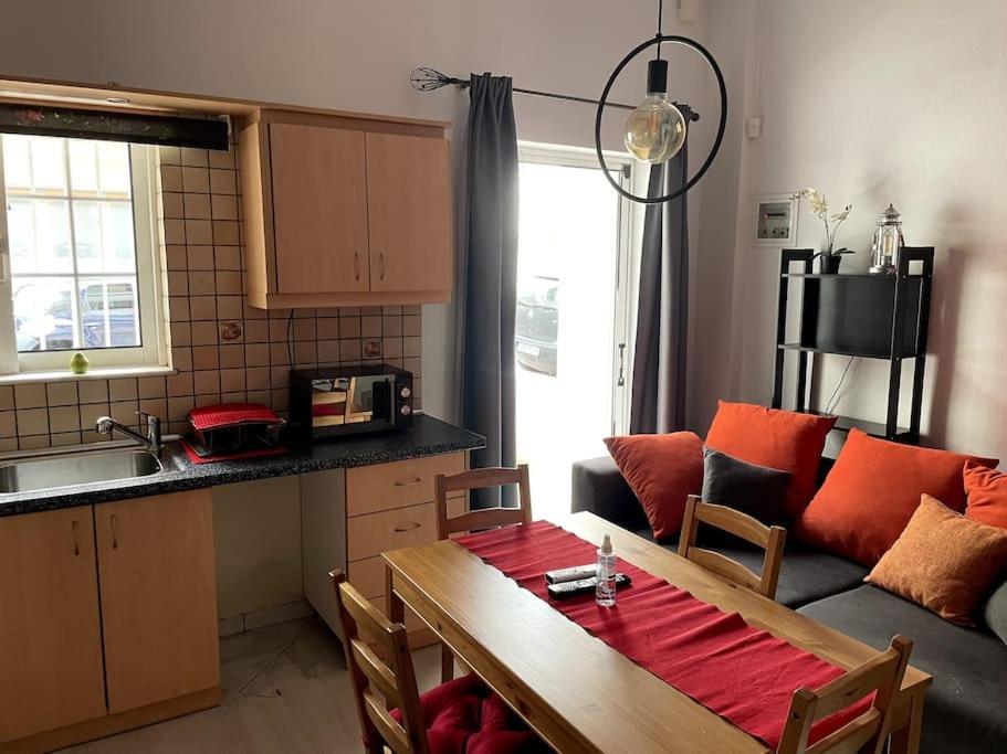 Comfy Apartment With Low Ceiling Attic アテネ エクステリア 写真