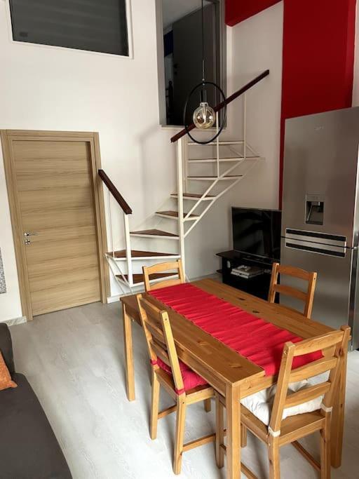 Comfy Apartment With Low Ceiling Attic アテネ エクステリア 写真