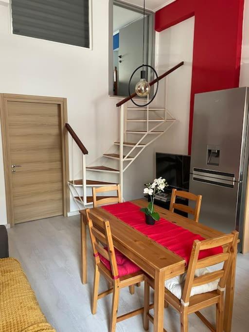 Comfy Apartment With Low Ceiling Attic アテネ エクステリア 写真